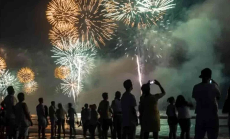 Perayaan tahun baru di pantai, sekelompok orang memandang nyala kembang api. Foto oleh istimewa